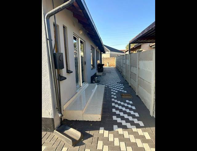 3 BEDROOM HOUSE FOR SALE IN PROTEA GARDEN